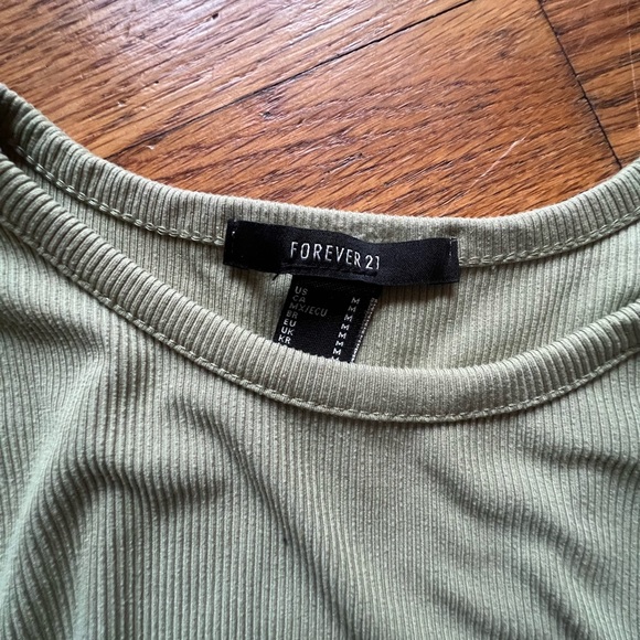 Forever 21 Women’s Cropped Green Shirt - Picture 3 of 4